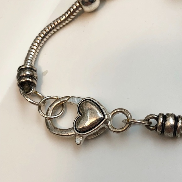 Very Cute Silver Tone Bracelet. 7.5" to 8.0" in Length. - Picture 4 of 5